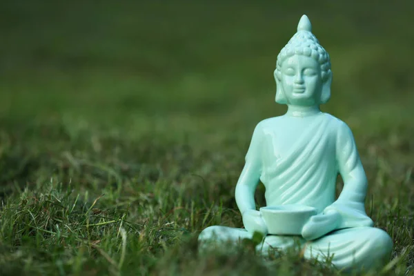 Декоративная Статуя Будды Зеленой Траве Открытом Воздухе Пространство Текста — стоковое фото
