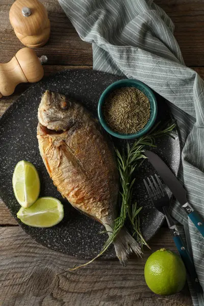 Delicios Pește Dorado Servit Masă Lemn Plat — Fotografie, imagine de stoc