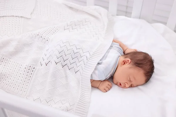 Lindo Bebé Recién Nacido Durmiendo Bajo Cuadros Cuna —  Fotos de Stock