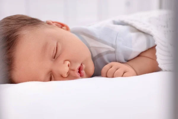 Roztomilé Novorozeně Spí Pod Bílým Kostkovaným Posteli Detailní Záběr — Stock fotografie