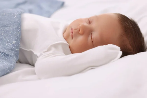 Söt Nyfödd Baby Sover Blå Filt Sängen Närbild — Stockfoto