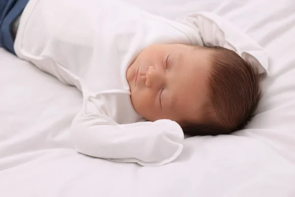 Lindo Bebé Recién Nacido Durmiendo Manta Blanca —  Fotos de Stock
