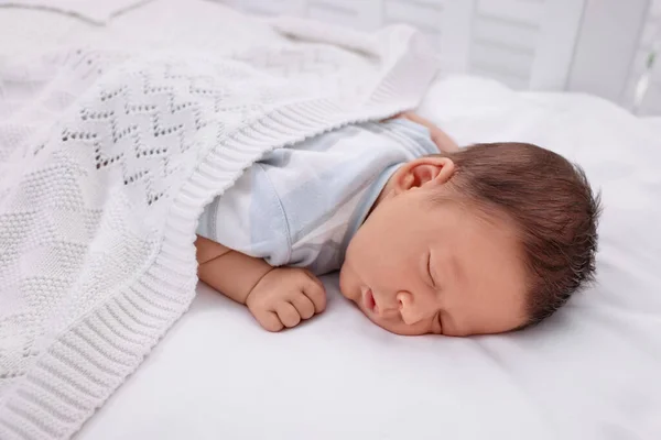 Lindo Bebé Recién Nacido Durmiendo Bajo Cuadros Blancos Cama —  Fotos de Stock