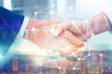 Var mısın yok musun konsepti. Şehir manzarası, grafikler ve iş adamlarının el sıkışırken çekilmiş fotoğrafları.