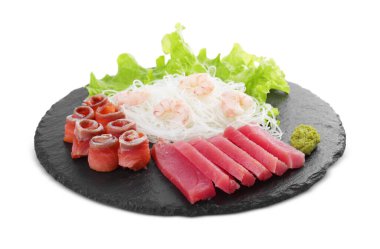Sashimi seti (çiğ ton balığı, somon balığı ve karides) funchosa, marul ve vasabi ile servis edilir.