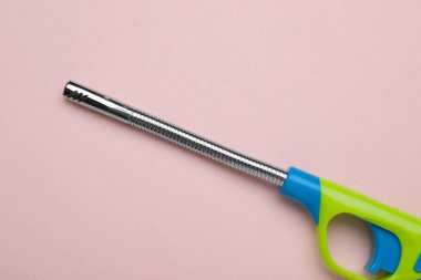 Bej arka planda bir gaz çakmağı, üst görünüm