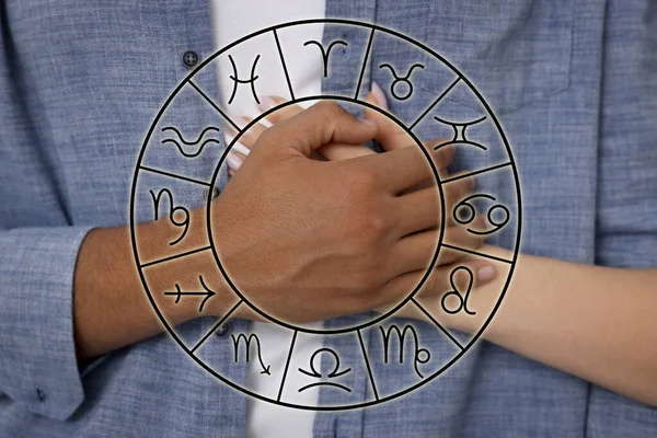 关系和占星术黄道带轮和男女牵手的照片 — 图库照片