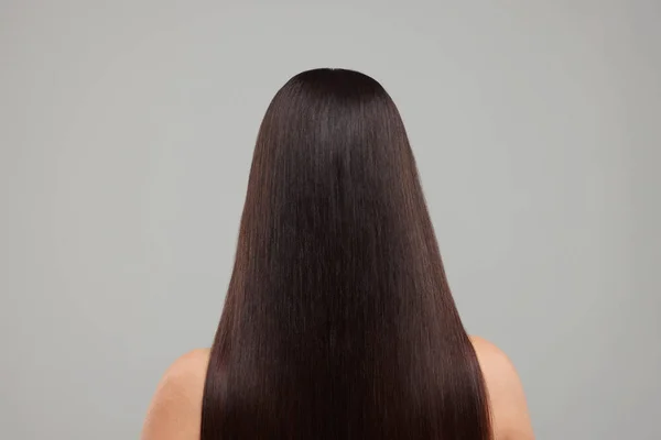 Žena Zdravými Vlasy Ošetření Světle Šedém Pozadí Pohled Zezadu — Stock fotografie