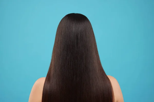Žena Zdravými Vlasy Ošetření Světle Modrém Pozadí Pohled Zezadu — Stock fotografie