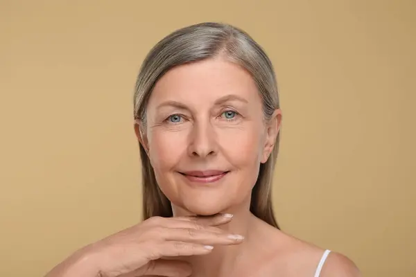 Retrato Mujer Mayor Con Piel Envejecida Sobre Fondo Beige Tratamiento — Foto de Stock