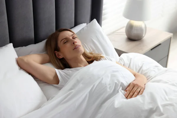 Kvinna Snarkning När Sover Sängen Hemma — Stockfoto