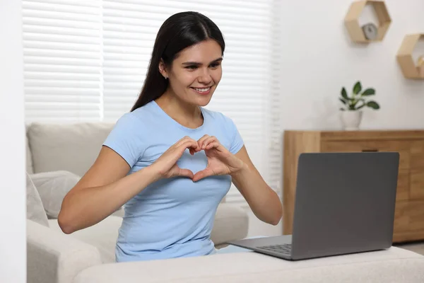 Szczęśliwa Młoda Kobieta Wideo Czat Pośrednictwem Laptopa Serca Rąk Kanapie — Zdjęcie stockowe
