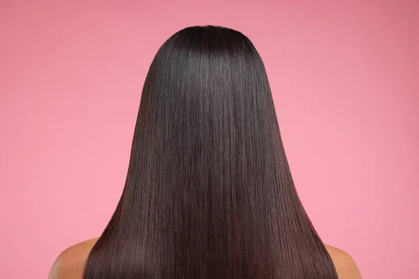 Žena Zdravými Vlasy Ošetření Růžovém Pozadí Pohled Zezadu — Stock fotografie