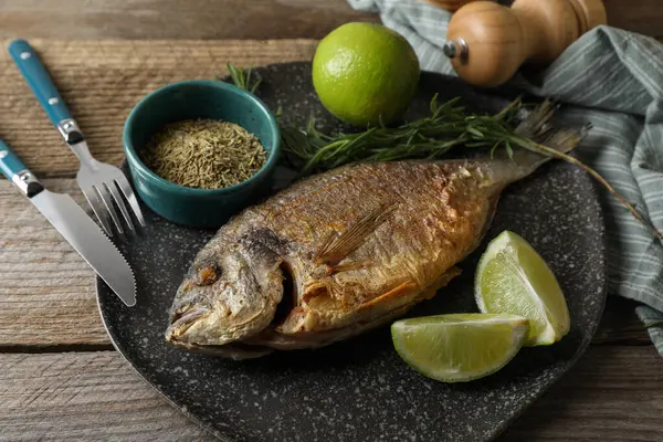 Delicios Pește Dorado Servit Masă Lemn — Fotografie, imagine de stoc