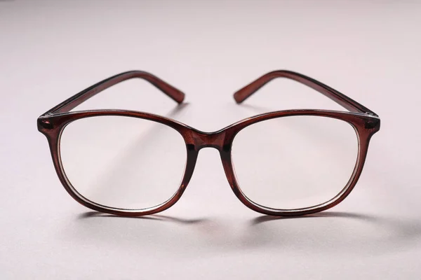 Stylowa Para Okularów Jasnym Tle Zbliżenie — Zdjęcie stockowe