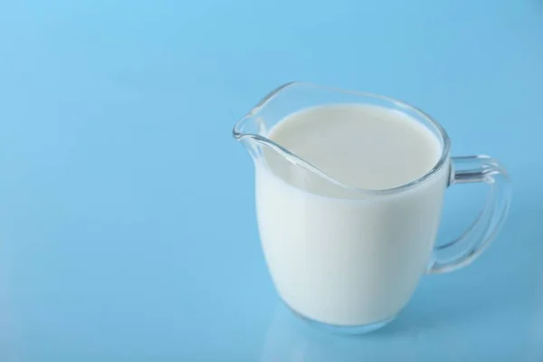Kanna Färsk Mjölk Ljusblå Bakgrund Närbild Plats För Text — Stockfoto