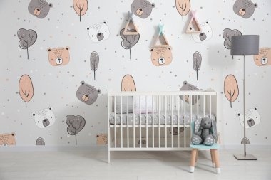 Penceresi ve güzel duvar kağıtları olan bebek için modern oda.