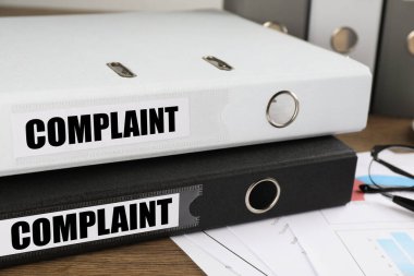 Ofis masasında şikayet etiketleri olan dizinler, kapatın