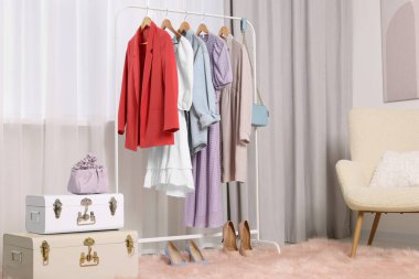 Butikte askılarda şık kadın kıyafetleri olan elbise askılığı.