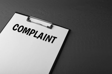 Siyah arkaplandaki panoya eklenmiş kelime şikayetleri olan kağıt. Metin için boşluk