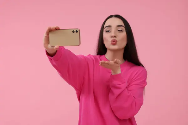 Νεαρή Γυναίκα Που Παίρνει Selfie Smartphone Και Φυσώντας Φιλί Ροζ — Φωτογραφία Αρχείου