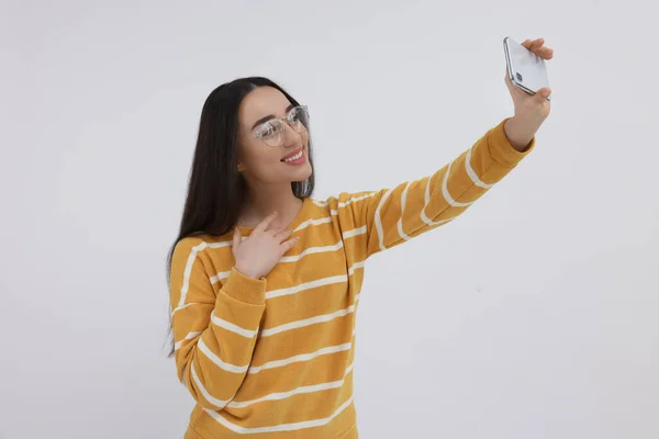 Uśmiechnięta Młoda Kobieta Robi Selfie Smartfonem Białym Tle — Zdjęcie stockowe