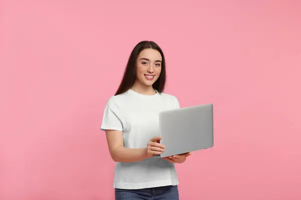 Mosolygó Fiatal Laptop Rózsaszín Háttér — Stock Fotó