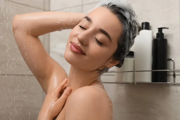 Schöne Frau Wäscht Haare Mit Shampoo Der Dusche — Stockfoto