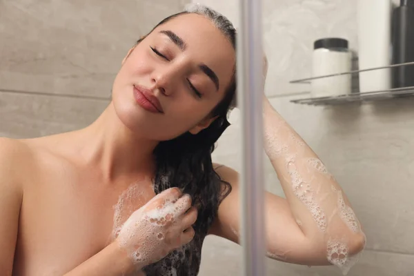 Mooie Vrouw Wassen Haar Met Shampoo Douche — Stockfoto