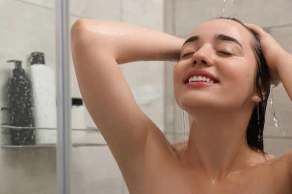 Glückliche Frau Wäscht Haare Duschkabine — Stockfoto