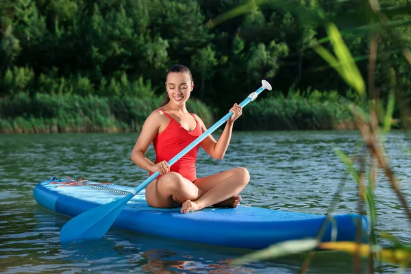 Mujer Paddle Boarding Sup Board Río —  Fotos de Stock