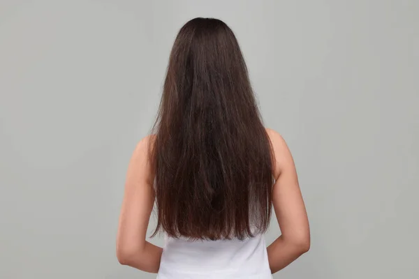 Жінка Пошкодженим Волоссям Перед Лікуванням Світло Сірому Тлі Вид Ззаду — стокове фото