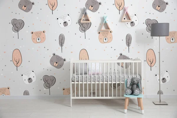 Penceresi ve güzel duvar kağıtları olan bebek için modern oda.