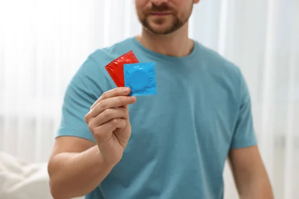Primer Plano Del Hombre Mostrando Paquetes Con Condones Interior —  Fotos de Stock