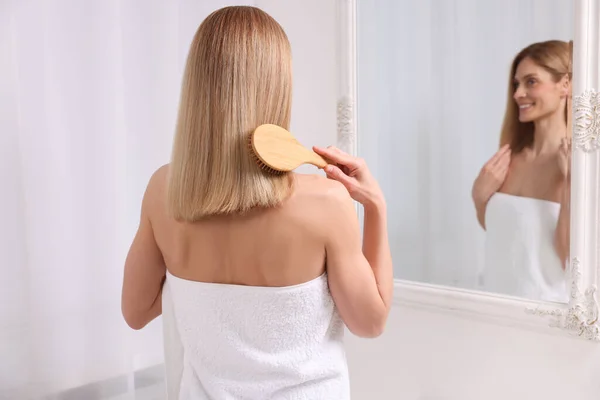 Femme Après Douche Brossant Les Cheveux Près Miroir Dans Chambre — Photo