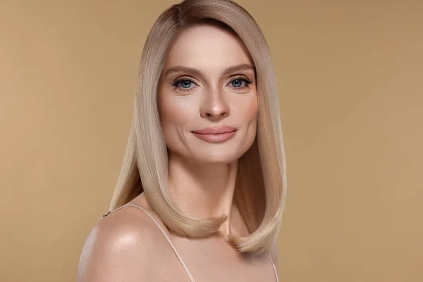 Portret Atrakcyjnej Kobiety Blond Włosami Ciemnym Beżowym Tle — Zdjęcie stockowe