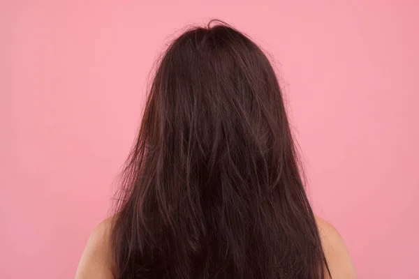 Γυναίκα Κατεστραμμένα Μαλλιά Ροζ Φόντο Πίσω Όψη — Φωτογραφία Αρχείου