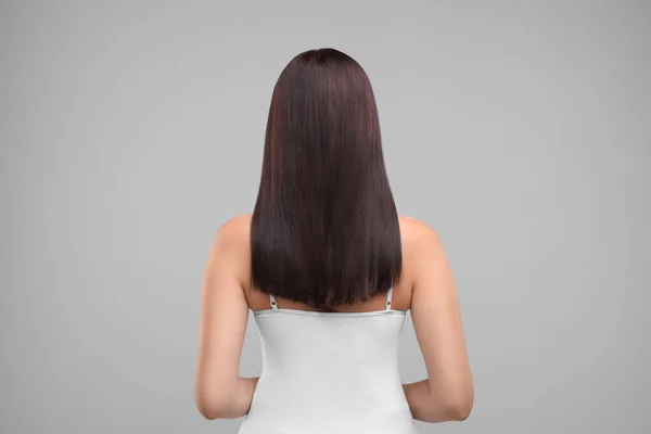 Frau Mit Gesunden Haaren Auf Grauem Hintergrund Rückseite — Stockfoto