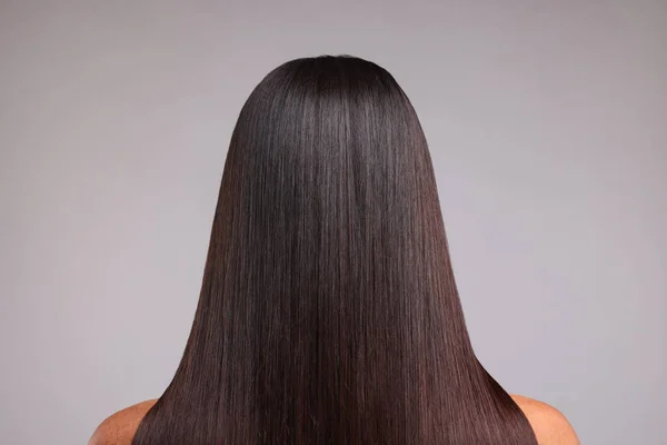 Женщина Здоровыми Волосами После Процедуры Светло Сером Фоне Вид Сзади — стоковое фото