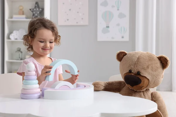 Nettes Kleines Mädchen Spielt Mit Spielzeug Und Teddybär Weißen Tisch — Stockfoto