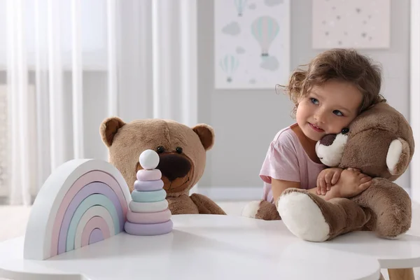 Nettes Kleines Mädchen Mit Teddybären Und Spielzeug Weißen Tisch Zimmer — Stockfoto