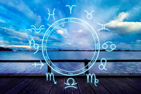 Zodiac Hjul Och Vacker Utsikt Över Träpiren Molnig Himmel — Stockfoto