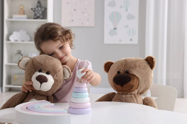 Nettes Kleines Mädchen Spielt Mit Spielzeug Und Teddybären Weißen Tisch — Stockfoto