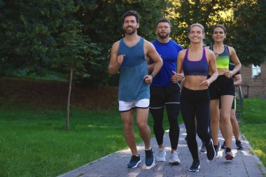 Bir grup insan parkta koşuyor. Metin için boşluk