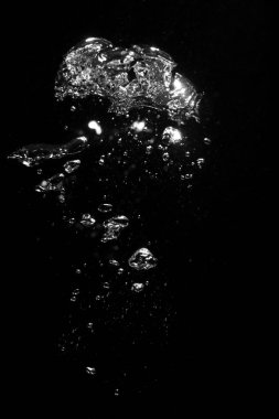 Siyah zemin üzerinde suda hava kabarcıkları