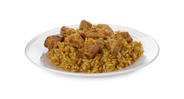 Tavuklu leziz pirinç tabağı beyaz üzerine izole edilmiş.