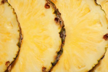 Arka plan olarak lezzetli olgun ananas dilimleri, üst görünüm
