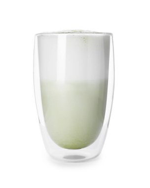 Beyaz üzerine izole edilmiş bir bardak nefis matcha latte.