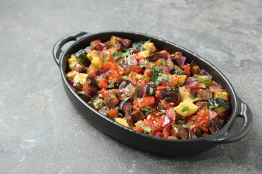 Gri desenli masada lezzetli ratatouille tabağı.