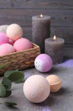 Gri masanın üzerinde aromatik banyo bombaları olan güzel bir kompozisyon.